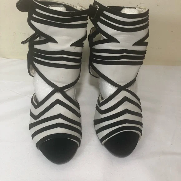 Stylish Black and White Women's Heels - Picture 5 of 5